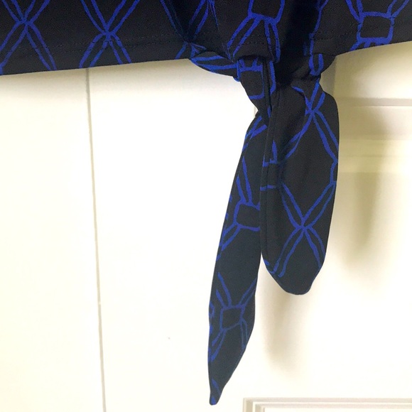 CHICO’S TRAVELERS BLACK AND COBALT PRINT TOP - Picture 2 of 4